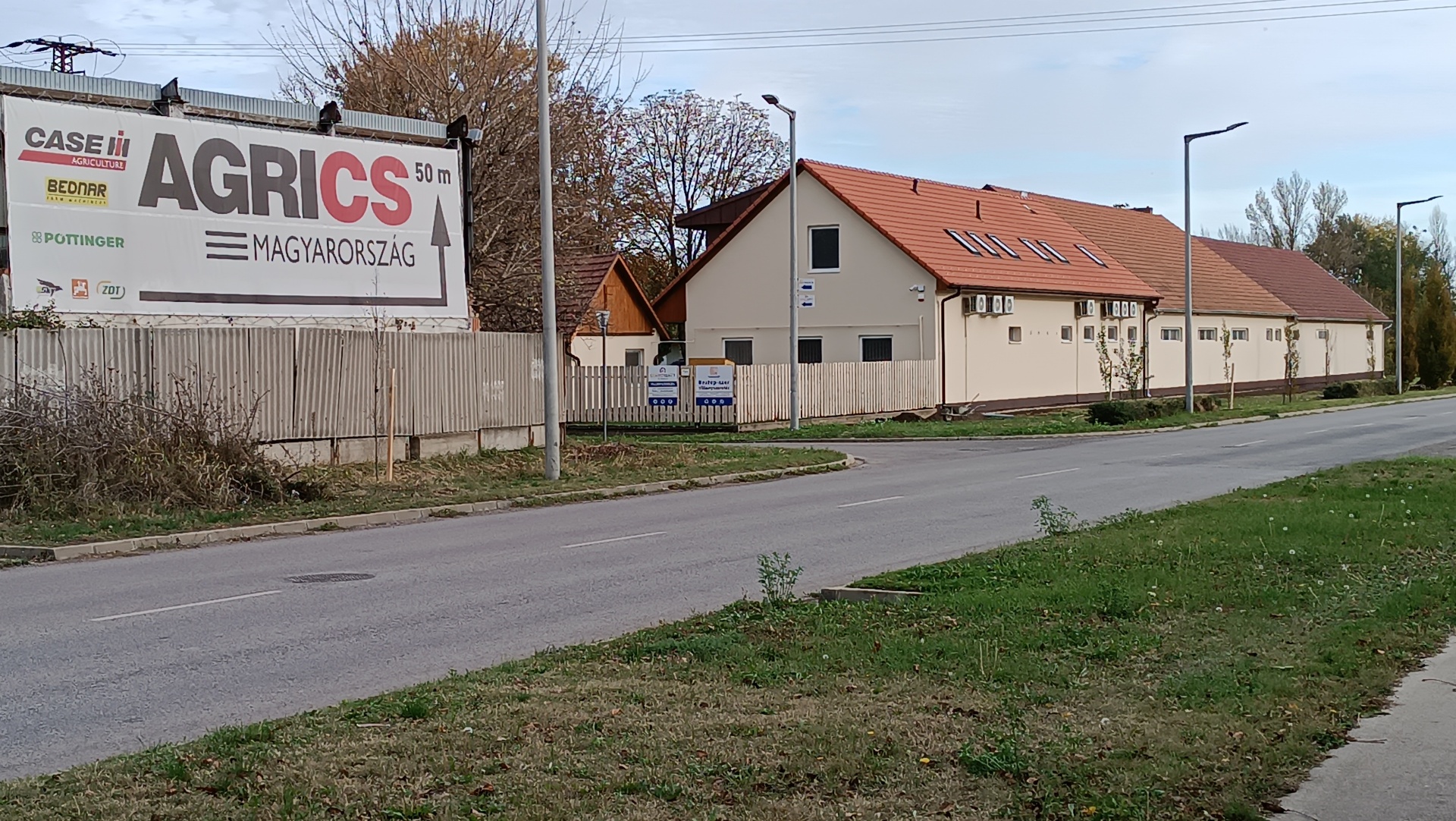 Bejárat a Kígyósi út felől